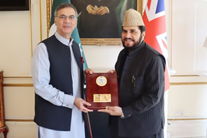 Moazzam Ahmad Khan, High Commissioner for Pakistan to the UK presenting a shield to Qari Syed Sadaqat